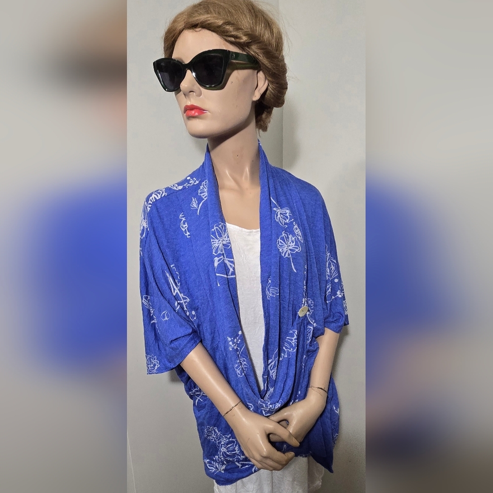 Chalet Et Cici Blue Floral Kimono Style Wrap-Front 2 Piece Blouse.  NWT.